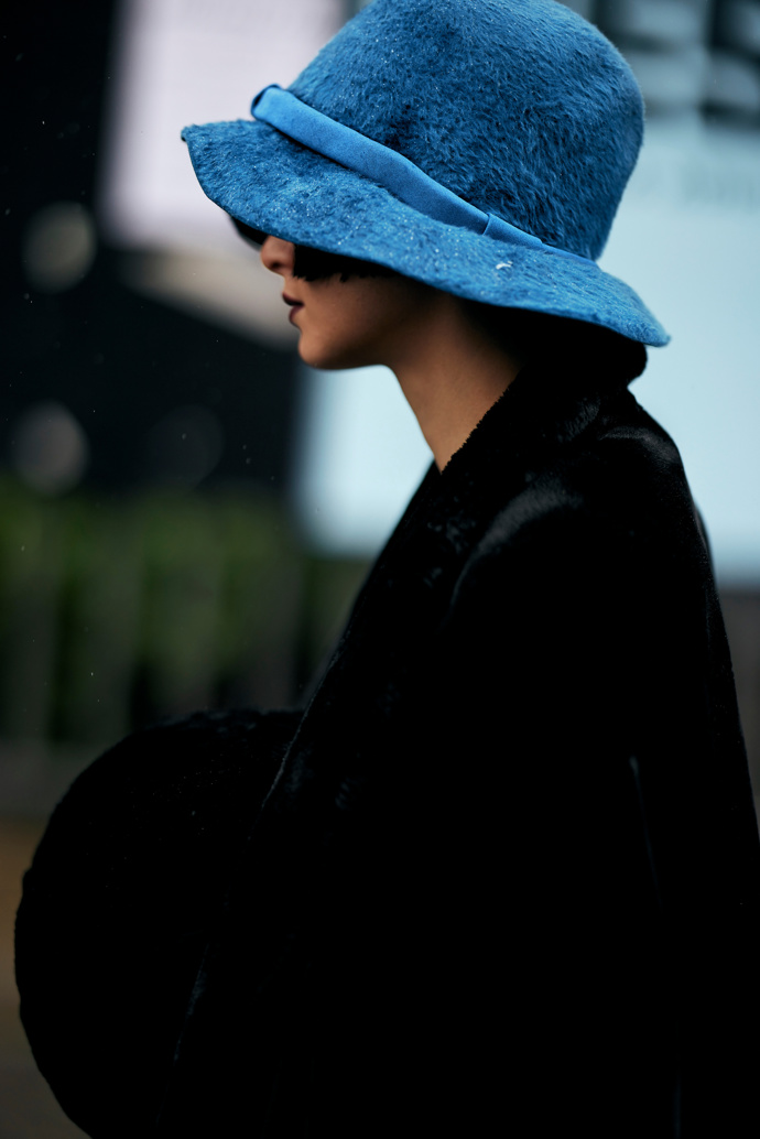 Trochu netradiční barvou pro vlněný bucket hat může být zářivý odstín modré
