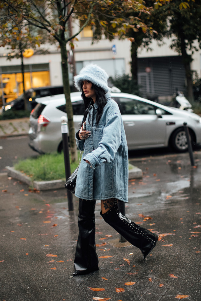 Džínová prošívaná bunda a k ní huňatý bucket hat to je recept na neotřelý lednový outfit
