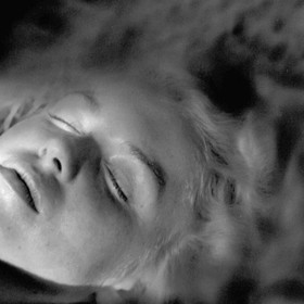 Marilyn Monroe pózuje na jedné z fotek jako mrtvá. Tehdy ještě netušila že zanedlouho zemře doopravdy.
