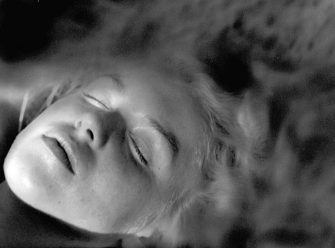 Marilyn Monroe pózuje na jedné z fotek jako mrtvá. Tehdy ještě netušila že zanedlouho zemře doopravdy.
