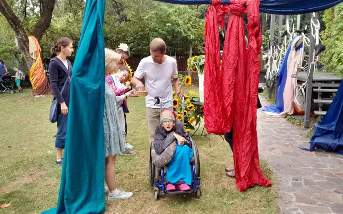 Ronja ve společnosti.
Ronja ve společnosti.