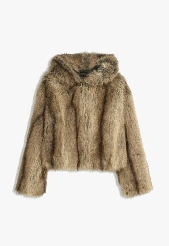 Krátký kabátek z umělé kožešiny, Bershka, 1 799 Kč
