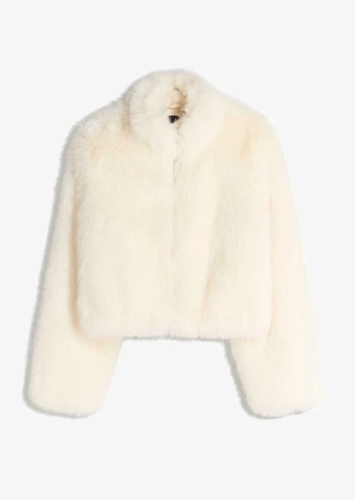 Bílý faux fur kabátek, Bershka, 1 499 Kč
