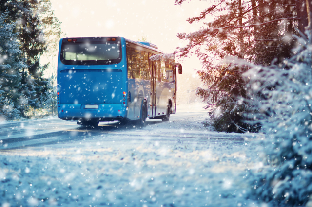 Autobus na zasněžené silnici
Autobus na zasněžené silnici