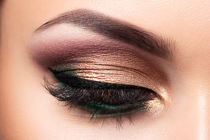 Metalické stíny se zelenou linkou jsou trendem posledních let. Martini make-up je inspirován oblíbeným nápojem.  

