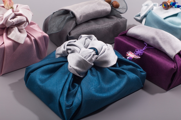 Zmíněná technika furoshiki pochází z Japonska a datuje se až d starověku. Její původní účel byl úplně jiný. Technika sloužila k přenášení oblečení v lázních, odtud také název (furo je lázeň a shiki znamená rozprostřít). 
