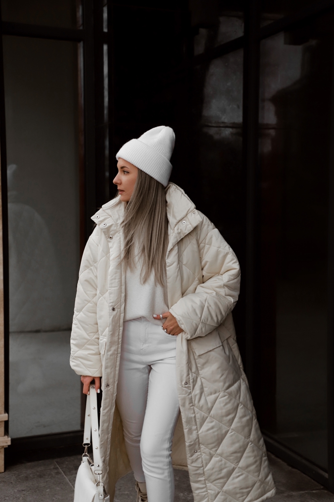 Monochromatické outfity jsou trendy a ani bílá barva nemusí být tabu. Zařaďte ji do zimního šatníku a uvidíte, že si ji zamilujete. 
