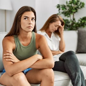 Nikdy si nestěžovala, dělala to pro dceru, i když si sama občas odepřela, aby její dcera měla vše. Její štědrost se stala břemenem, které se jí vrátilo v dceřině dospělosti.
