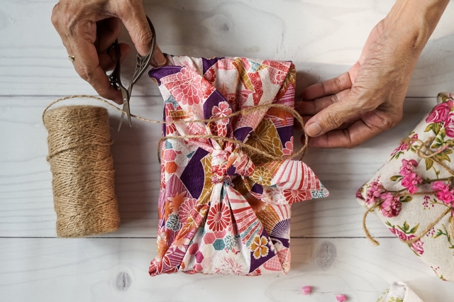 Balení dárku furoshiki
Balení dárku furoshiki