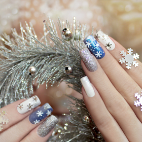U zimních nail designů mezi sebou můžete kombinovat lesklé a matné laky, které doplníte plastickým motivem. 
