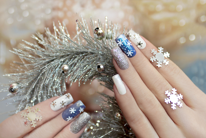 U zimních nail designů mezi sebou můžete kombinovat lesklé a matné laky, které doplníte plastickým motivem. 
