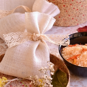 Jako dárek můžete vyrobit i vlastní koupelovou sůl. Stačí smíchat asi 500 g mořské nebo himalájské soli. Můžete kombinovat i s epsomskou solí. Přidejte dvě lžíce pečujícího oleje (jojobový, ořechový či mandlový) a cca 15 kapek esenciálního oleje.
Jako dárek můžete vyrobit i vlastní koupelovou sůl. Stačí smíchat asi 500 g mořské nebo himalájské soli. Můžete kombinovat i s epsomskou solí. Přidejte dvě lžíce pečujícího oleje (jojobový, ořechový či mandlový) a cca 15 kapek esenciálního oleje.