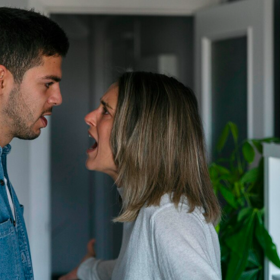 Napětí, které během roku jen tiše pobublává, vypluje na povrch přesně ve chvíli, kdy toužíme po dokonalosti a kdy se to vlastně vůbec nehodí. 
