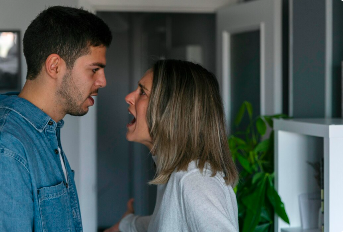 Napětí, které během roku jen tiše pobublává, vypluje na povrch přesně ve chvíli, kdy toužíme po dokonalosti a kdy se to vlastně vůbec nehodí.
Napětí, které během roku jen tiše pobublává, vypluje na povrch přesně ve chvíli, kdy toužíme po dokonalosti a kdy se to vlastně vůbec nehodí.