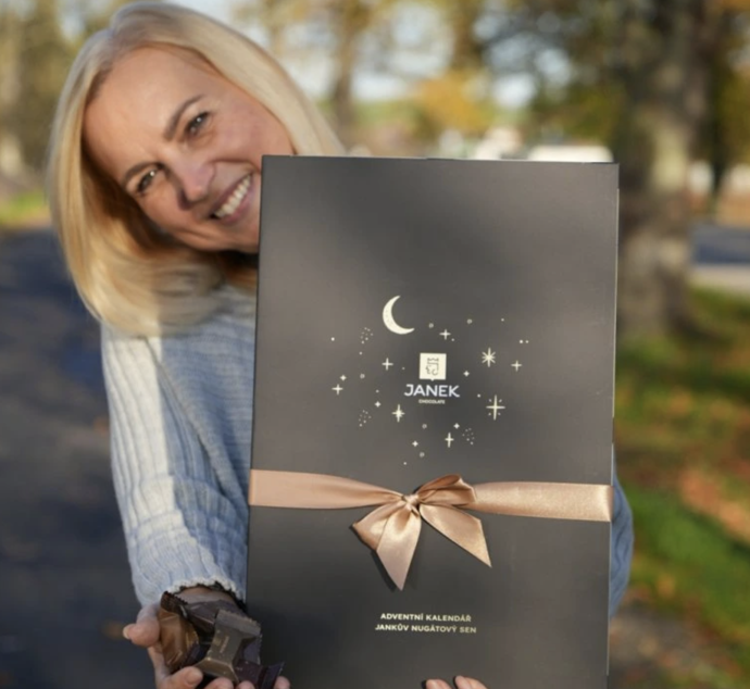 Zpomalte v předvánočním shonu a dopřejte si chvilku s luxusním Jankovým nugátem. Tohle sladké pohlazení zvedne náladu a připomene, že advent není jen spěch, ale i sny, které se v nás probouzejí. 

Adventní kalendář, Janek Chocolate, 989 Kč 
