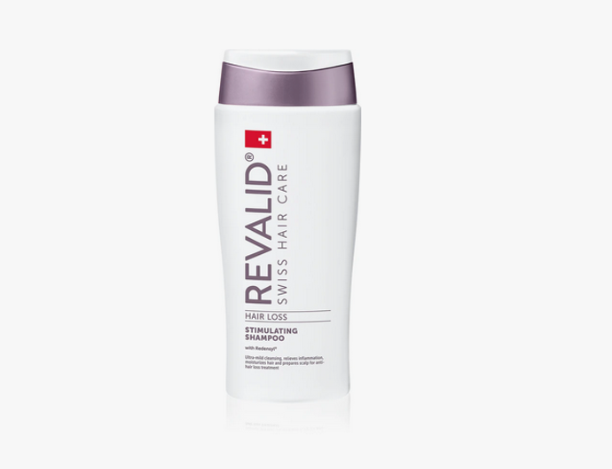 Stimulující šampon Revalid Stimulating Shampoo pro posílení vlasů a proti jejich vypadávání obsahuje inovativní aktivní složku Redensyl, která působí na kmenové buňky vlasového folikulu, kombinovanou se zinkem a glycinem. Bohaté složení obohacené o Pentavitin a Amisoft se navíc postará i o hydrataci vlasů a pokožky hlavy. 567 Kč
