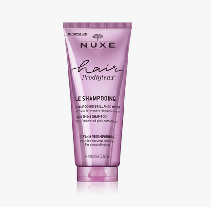 Šampon pro lesk a hebkost vlasů Nuxe Hair Prodigieux Le Shampoing High Shine Shampoo jemně čistí vlasy, vyživuje je a zanechává nádherný lesk bez zatížení. 390 Kč
