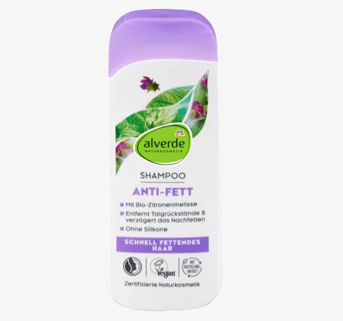 alverde NATURKOSMETIK šampon na vlasy s kopřivou, meduňkou a rostlinným keratinovým komplexem zklidňuje pokožku hlavy a poskytuje vlasům dlouhotrvající svěžest. Jemné složení pomáhá odstraňovat z vlasů mastnotu a zabraňuje jejímu dalšímu vzniku. 59 Kč
