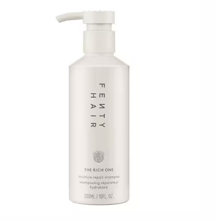 Hydratační a regenerační šampon pro všechny typy vlasů Fenty Hair The Rich One šetrně čistí a vyživuje vlasové vlákno, aby vlasy byly zdravé, lesklé a hloubkově hydratované. 910 Kč
