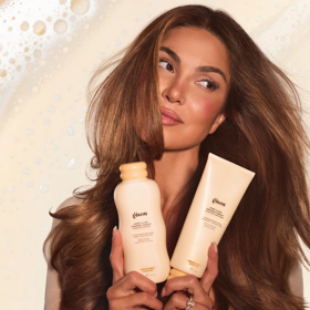 Šampon Gisou Honey Gloss Ceramide Therapy obohacený o fermentovaný med Mirsalehi, ceramidy a AHA. 750 Kč
