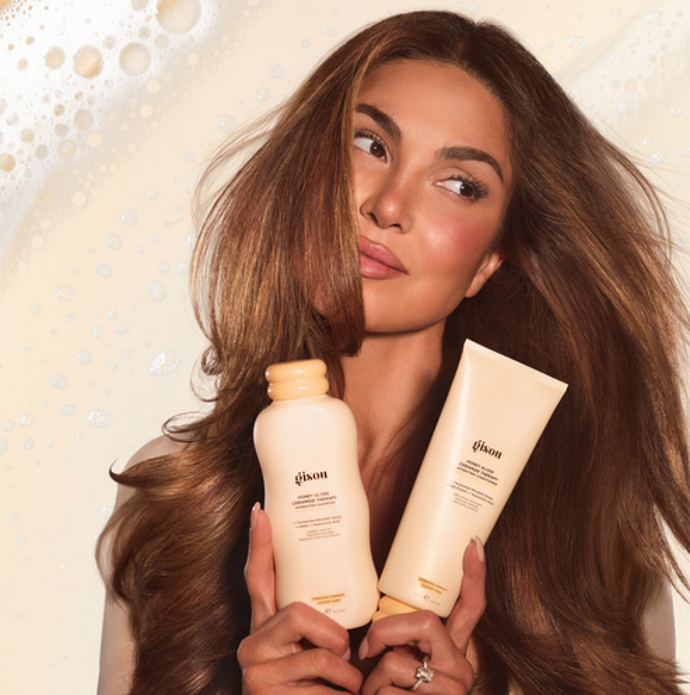 Šampon Gisou Honey Gloss Ceramide Therapy obohacený o fermentovaný med Mirsalehi, ceramidy a AHA. 750 Kč
