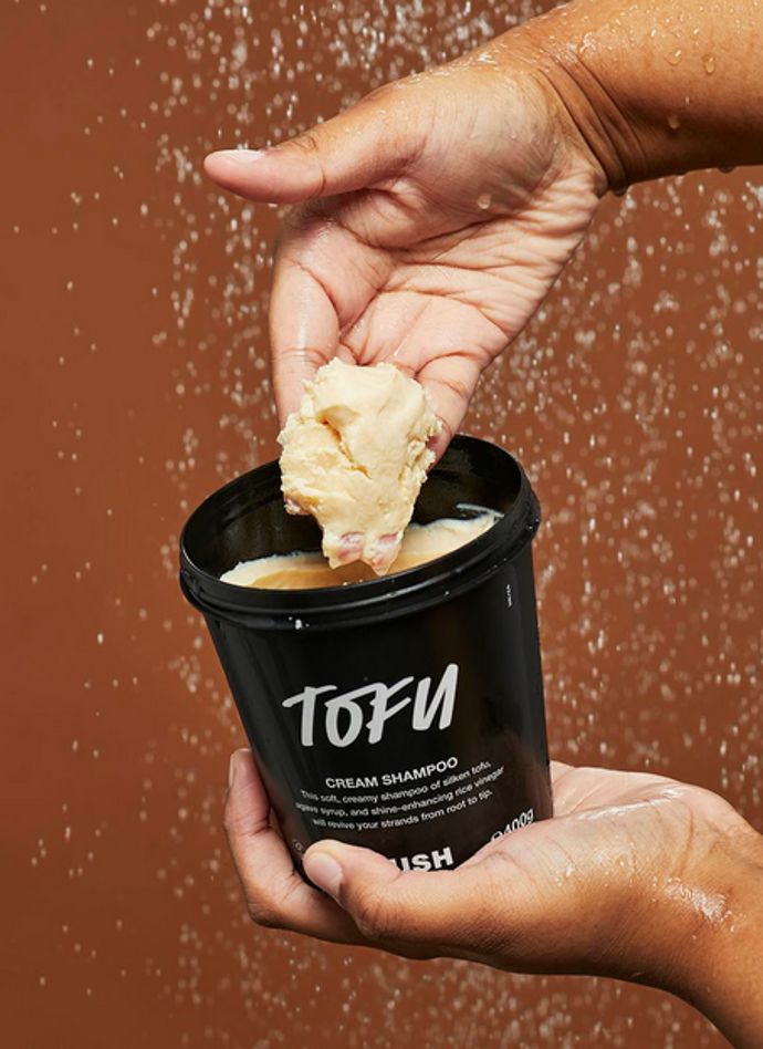 Krémový šampon Tofu je obnovující, vydatný a zlepšující lesk, 395 Kč
