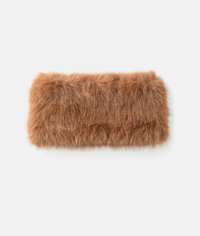 Kožešinová šála, Guess, 1200 Kč
