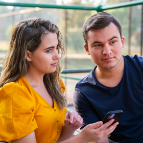 Proč zrovna já. Co má ona, co nemám já. A jak se vůbec může stát, že někdo, s kým jsme roky sdíleli život, odejde k někomu jinému. 
