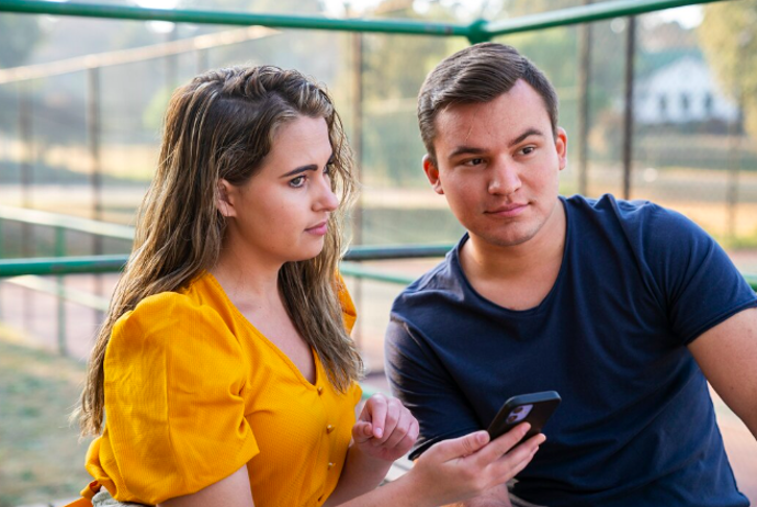 Proč zrovna já. Co má ona, co nemám já. A jak se vůbec může stát, že někdo, s kým jsme roky sdíleli život, odejde k někomu jinému. 
