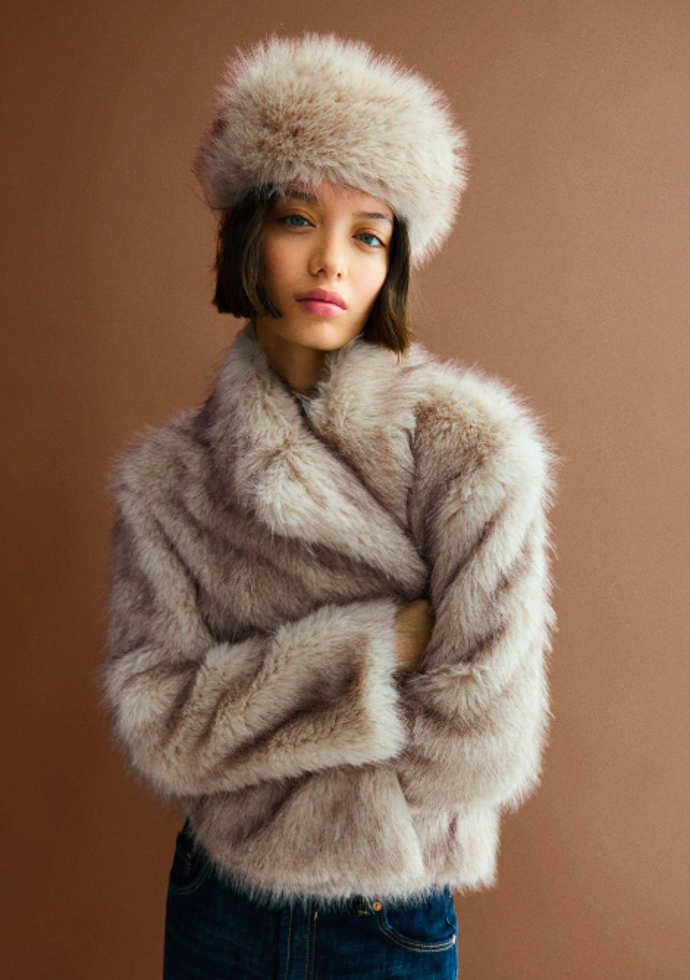 Kožešinová čepice, Bershka, 479 Kč
