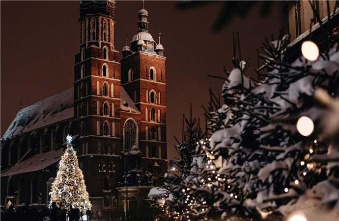 Krakov

Vánoční trhy v Krakově patří k nejznámějším a nejnavštěvovanějším v celé Evropě. Starobylé město na Visle se v adventním období promění v pohádkové kulisy plné světel, vůní a hudby. V tomto průvodci Krakow vánoční trhy se dozvíte vše, co by se vám mohlo před návštěvou slezské metropole hodit.
