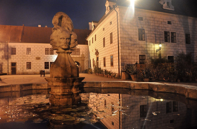 Vánoční trhy v Třeboni

Vánoční trhy v Třeboni jsou tradičně spojeny s adventní atmosférou na náměstí, kde se konají prodejní stánky s rukodělnými výrobky, vánočním zbožím a gastronomickými specialitami, často s doprovodným programem (betlém, rozsvícení stromu), podrobné informace najdete webu Třeboňska nebo města Třeboň.

Ubytovat se můžete například v nově zrekonstruovaném čtyřhvězdičkovém hotelu Zlatá hvězda, který má úctyhodnou historii. Sídlí v jednom z řady nádherných renesančních domů s podloubím přímo na náměstí Třeboně. Poskytuje ubytování ve 47 komfortně a jedinečně zařízených pokojích, nabízí dvě restaurace a pohodlné wellness. hvězda má úctyhodnou historii. Sídlí v jednom z řady nádherných renesančních domů s podloubím přímo na náměstí Třeboně. Poskytuje ubytování ve 47 komfortně a jedinečně zařízených pokojích.

