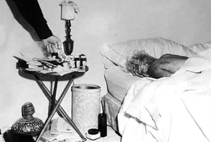 Mrtvé tělo Marilyn Monroe našla hospodyně a hereččin psychiatr.
