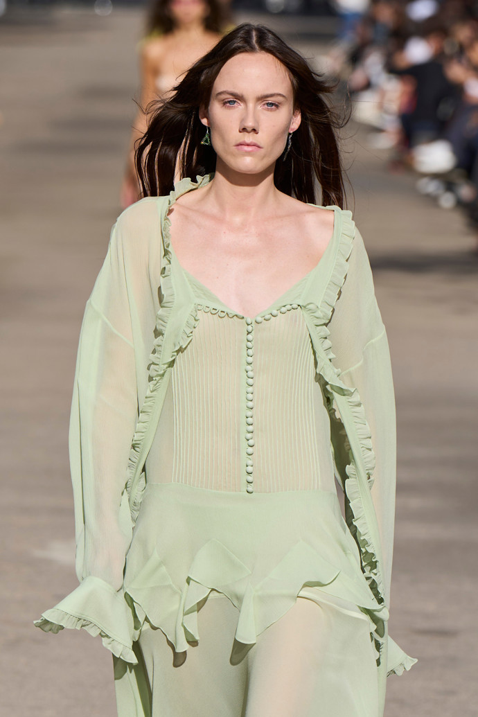 Splývavé halenky v chladné mátové na přehldíce Stella McCartney
Splývavé halenky v chladné mátové na přehldíce Stella McCartney