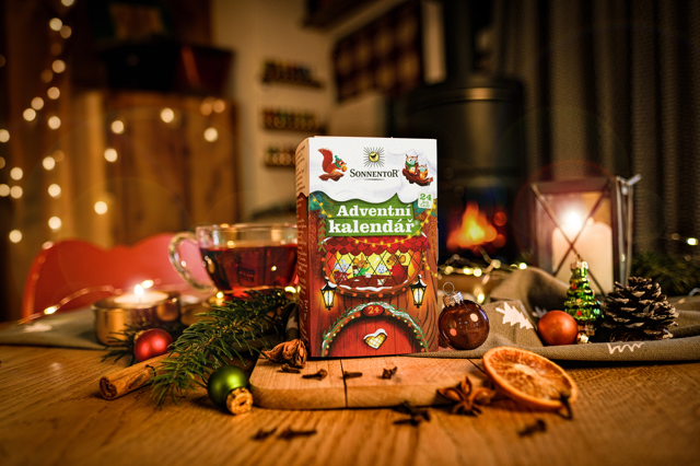 Voňavý adventní kalendář Sonnentor není jen o čajích. Každý sáček v sobě nese kus práce lidí z chráněné dílny TiRO Blansko, kteří kalendáře už roky kompletují ručně. Je to projekt, který spojuje radost, poctivou práci a lidský dotek. V krabičce najdete nejen směsi bylinek, ale i malé básničky, příběh zvířátek a překvapení za QR kódem. Advent pak chutná o něco opravdověji. 

Adventní kalendář, Sonnentor, 140 Kč 
