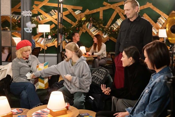 Nekonečný seriál Ulice sleduje dramatické osudy několika rodin žijících v sousedství
