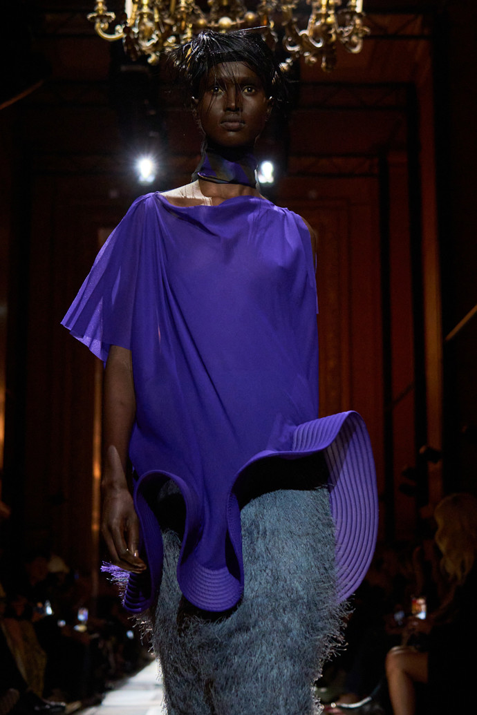 Lilkově fialová na přehlídce Dries Van Noten
Lilkově fialová na přehlídce Dries Van Noten
