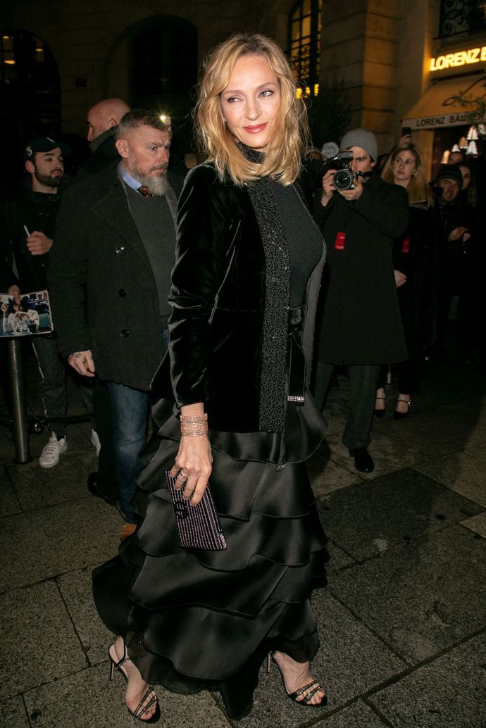 Uma Thurman ví, jak nosit černou s noblesou. Krásná saténová sukně s volány dokonale ladí se sametovým sáčkem. 

