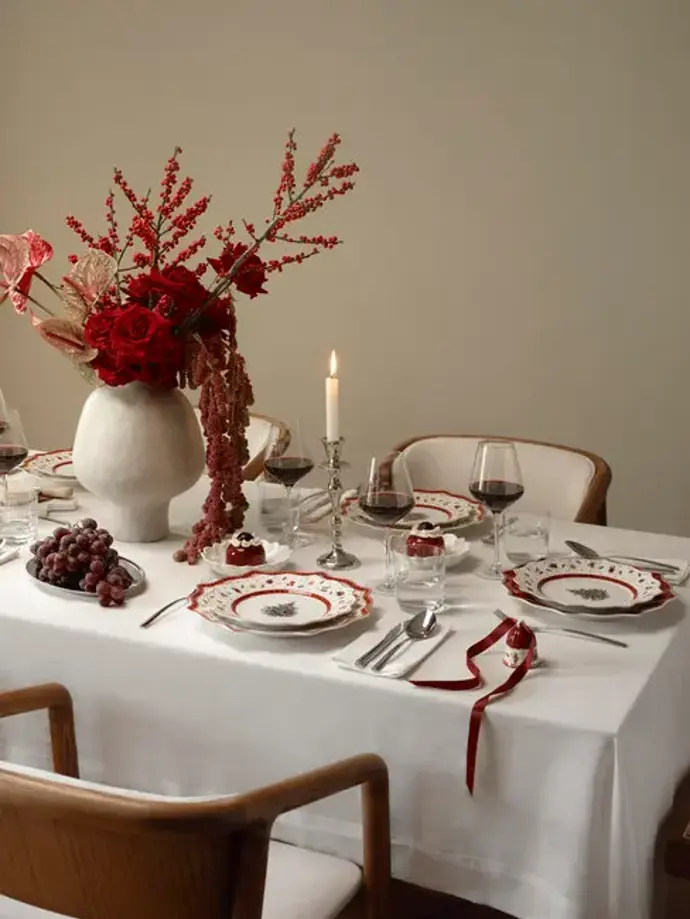 Kombinace matných povrchů a tlumených barev působí elegantněji než přezdobený stůl. Pokud chcete být v souladu s přírodou, sáhněte po prvcích z lesa. Šišky, mech nebo kousek juty dokážou vytvořit útulnou, hřejivou atmosféru.

