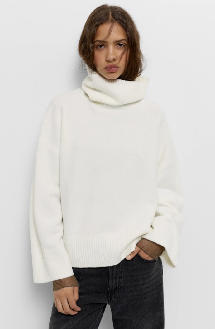 Sněhobílý rolák se širokými rukávy, PULL&BEAR, 849 Kč

