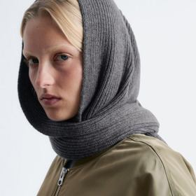 &Other Stories, 2 290 Kč (vlna a kašmír), prodává H&M
