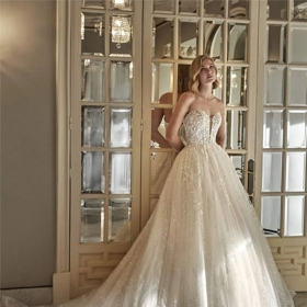 Maximálně zdobené korzetové šaty v tlumené off-white: zančka Atelier Pronovias Alisette, k zapůjčení ve svatebním domě Nuance
