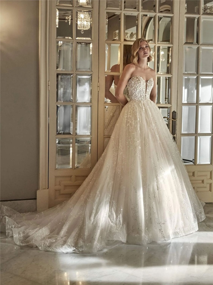 Maximálně zdobené korzetové šaty v tlumené off-white: zančka Atelier Pronovias Alisette, k zapůjčení ve svatebním domě Nuance
Maximálně zdobené korzetové šaty v tlumené off-white: zančka Atelier Pronovias Alisette, k zapůjčení ve svatebním domě Nuance