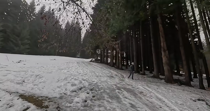 K chalupě vede strmý kopec.
K chalupě vede strmý kopec.