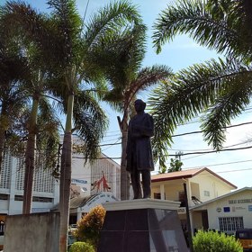 Už od dětství bylo jasné, že José Rizal vidí svět jinak než ostatní, s neobyčejnou hloubkou a citlivostí pro nespravedlnost. Talent, který mohl být požehnáním, se pod koloniální nadvládou stal nebezpečnou zbraní.
