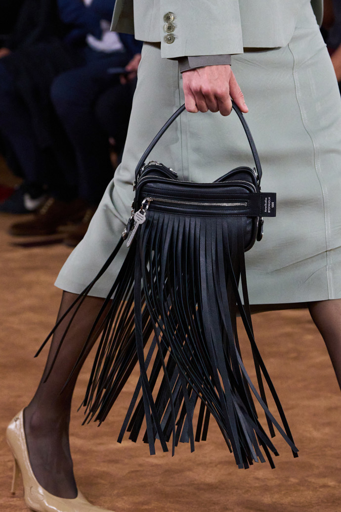 Kabelka s třásněmi od Acne Studios
