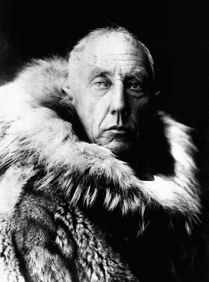 Amundsen se v letech 1897–1899 zúčastnil belgické antarktické expedice na lodi Belgica. Loď uvízla v ledu a posádka musela improvizovaně přežít třináct měsíců, což Roalda naučilo praktickému přežití.
