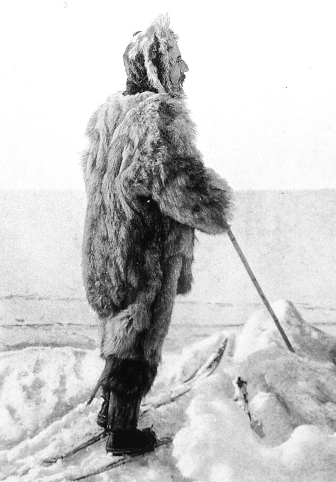 V letech 1903–1906 Amundsen úspěšně proplul Severozápadním průjezdem na malé lodi Gjøa. Přijímal rady místních Inuitů a spojoval praktičnost s vědeckým výzkumem, čímž si vydobyl své místo v historii.

