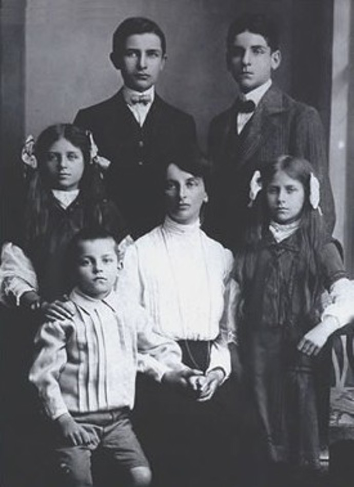Inessa Armand se svými dětmi v Bruselu v roce 1909.
Inessa Armand se svými dětmi v Bruselu v roce 1909.