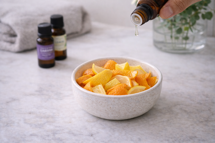 Úplně nejjednodušší vůni vyrobíte tak, že slupky z pomerančů či citrónů dáte do misky. Můžete přidat i nějaké aromatické bylinky, pokud chcete. Kápněte pár kapek esenciálního oleje a je hotovo.
Úplně nejjednodušší vůni vyrobíte tak, že slupky z pomerančů či citrónů dáte do misky. Můžete přidat i nějaké aromatické bylinky, pokud chcete. Kápněte pár kapek esenciálního oleje a je hotovo.